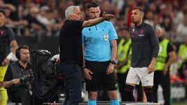Roma, lo show di Mourinho: regala la medaglia d’argento a un tifoso e va a insultare l’arbitro