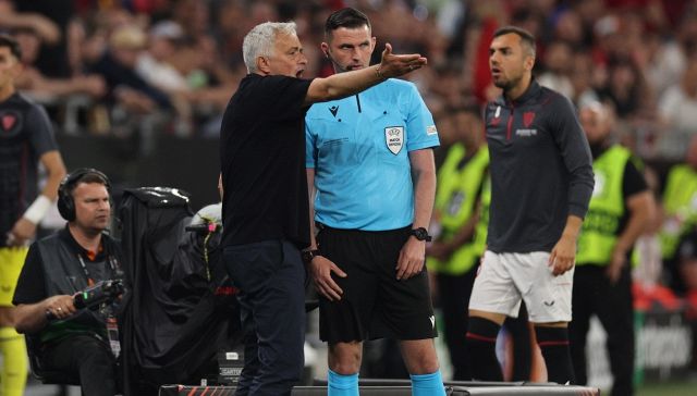 Roma, lo show di Mourinho: regala la medaglia d’argento a un tifoso e va a insultare l’arbitro