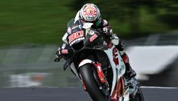 MotoGp, incidente terribile per Nakagami durante le seconde libere: moto annientata. Raul Fernandez in mezzo alla pista