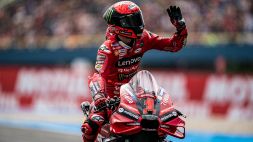 MotoGP Indonesia, capolavoro Bagnaia che rimonta e vince: Martin cade, Pecco torna in testa al Mondiale