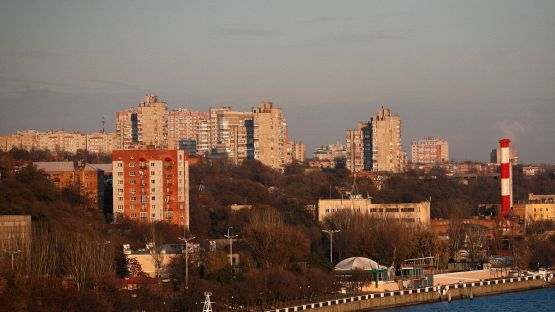 Tragedia a Rostov, in Russia: il vento fa crollare tribuna, donna morta e 36 feriti. Gravi 4 bimbi