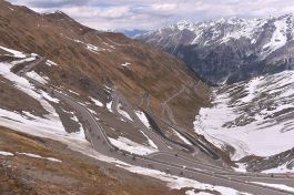 Clamoroso al Giro Next Gen: 24 corridori squalificati per traino. Coppolillo: "Provo imbarazzo, figuraccia mondiale”