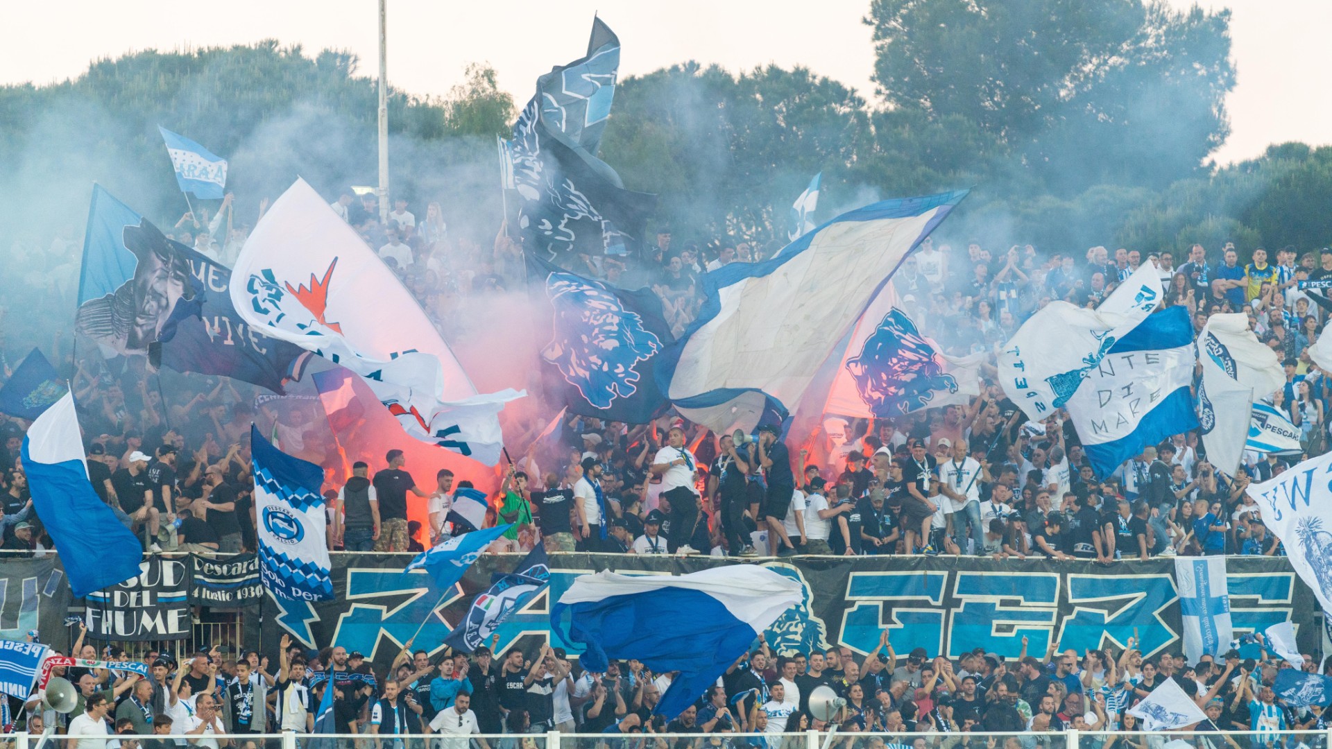 https://wips.plug.it/cips/sport.virgilio.it/cms/2023/06/tifosi-pescara_w24sm9xlw5xl1eno2mepo68lx.jpg