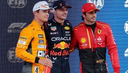 F1, qualifiche Gp Spagna: super pole di Verstappen davanti a Sainz. Male Leclerc