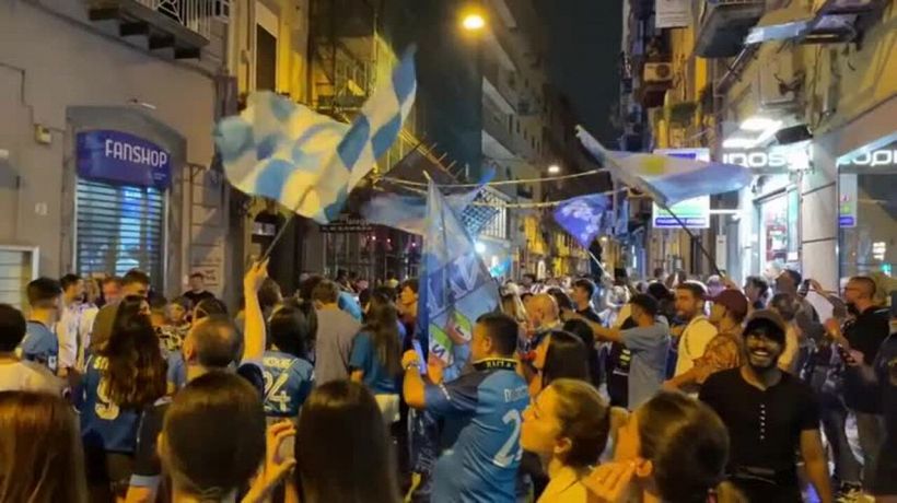 Napoli, continua la festa scudetto: cori, bandiere e fuochi senza sosta