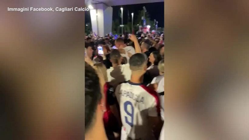 Cagliari in Serie A, tifosi in festa in aeroporto: bagno di folla per i giocatori