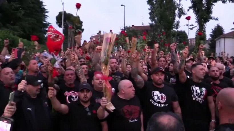 Berlusconi, corteo degli ultras del Milan ad Arcore: "C'è solo un presidente"