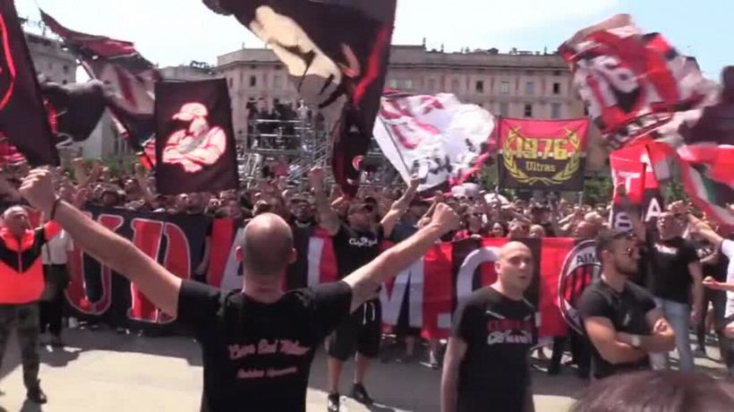 Berlusconi, gli ultras del Milan in piazza Duomo per i funerali