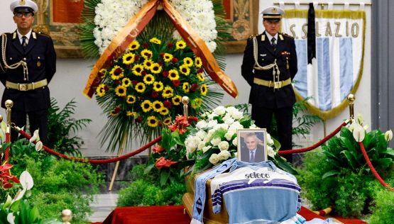 Vincenzo D'Amico, alla camera ardente in Campidoglio i compagni della Lazio e il presidente Gravina