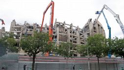 Barcellona, demolito il Camp Nou: le impressionanti immagini delle ruspe in azione