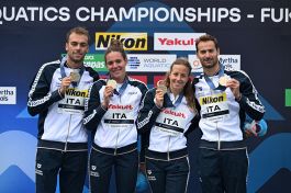 Mondiali di nuoto: dalla staffetta del fondo il primo oro dell’Italia, il Setterosa delude 