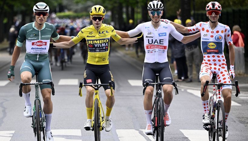Tour de France vincitori di maglia: Vingegaard giallo, Pogacar bianco, Ciccone a pois e Philipsen verde