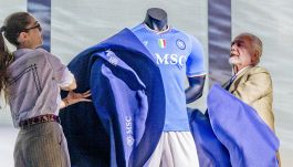 Nuova maglia Napoli, lo spettacolare omaggio a scudetto, città, Vesuvio e tifosi. GALLERY