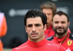 F1, Ferrari: Carlos Sainz ora è un problema. Esplodono le tensioni con Leclerc e il team