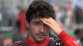 Ferrari, Leclerc va a muro e poi si siede a bordo pista: la foto diventa virale