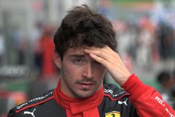 Ferrari, Leclerc va a muro e poi si siede a bordo pista: la foto diventa virale