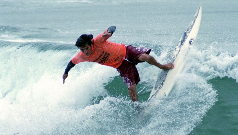 Il surf piange Mikala Jones, tube rider da leggenda: è morto dissanguato in Indonesia