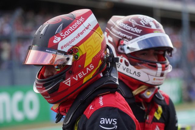F1, Ferrari a Silverstone: il gesto di Sainz dopo le polemiche. Leclerc lancia l'allarme