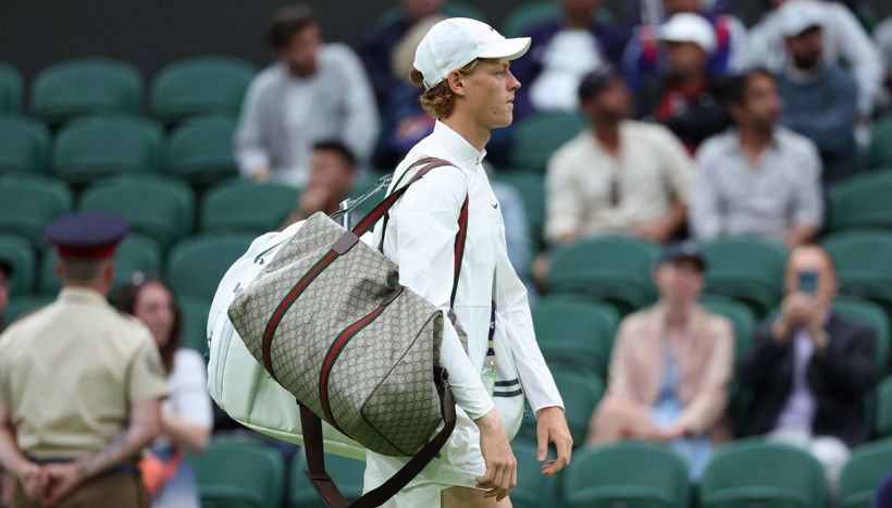 Jannik Sinner irrompe a Wimbledon con il borsone che segna la rottura della tradizione