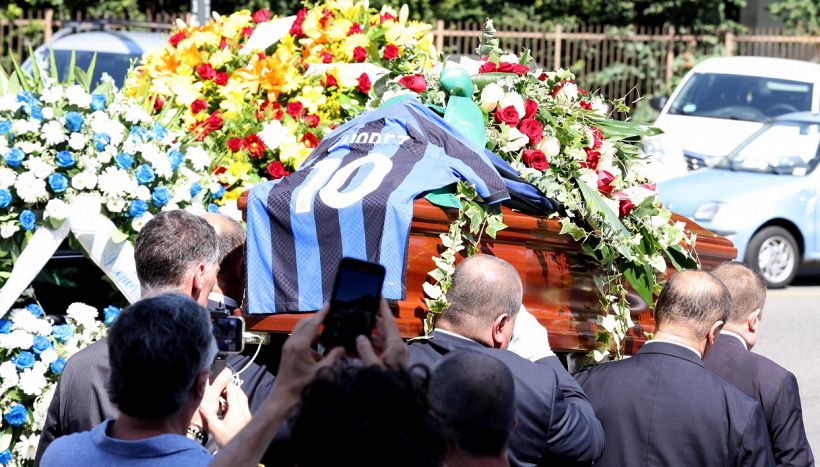 Funerali Suarez, presenti Marotta e Moratti. I tifosi: "Luisito per sempre leggenda"