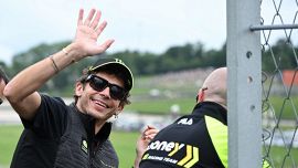 Valentino Rossi, la figlia Giulietta (16 mesi) sfreccia in mini-bike: video