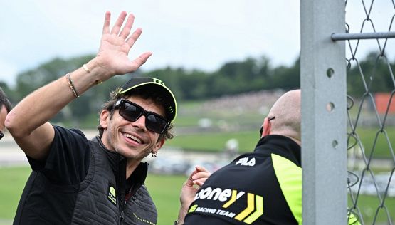 Valentino Rossi compie 45 anni, cosa fa oggi il Dottore: la famiglia, il ranch, il team VR46, il sogno Le Mans