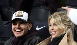 Wanda Nara, relax in piscina ma spuntano chat velenose dei genitori su Icardi