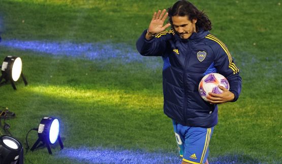 Argentina, Cavani al Boca: standing ovation tra le lacrime e la 10 di Maradona