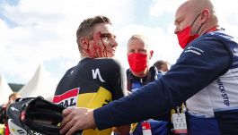 Vuelta, Evenepoel si ferisce al sopracciglio: caduta rovinosa al traguardo, massaggiatori travolti