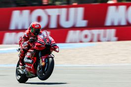 MotoGP Catalunya: Bagnaia stratosferico, sua la pole a Barcellona. Aprilia battute