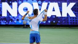 Djokovic senza freni: Nole si strappa la maglietta dopo la finale vinta contro Alcaraz a Cincinnati GALLERY