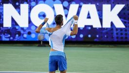 Djokovic senza freni: Nole si strappa la maglietta dopo la finale vinta contro Alcaraz a Cincinnati GALLERY
