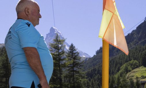 Inghilterra: Assistente e IV uomo ko, tifoso fa il guardalinee, standing ovation