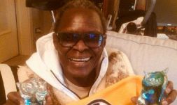 Funerali Idris Sanneh: lacrime, canzoni e maglie della Juve per l'ultimo saluto al giornalista