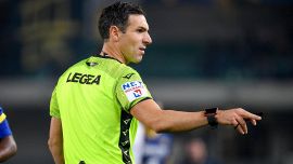 Lecce-Sassuolo, l'arbitro Sacchi nega stretta di mano alla guardalinee: è polemica. Il video