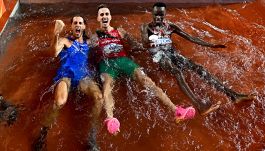 La pazza esultanza di Tamberi dopo l’oro mondiale nel salto in alto. Le foto di un incontenibile Gimbo