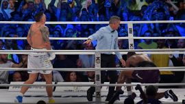 Boxe, Usyk batte Dubois al nono round: ora vuole solo Fury. L'elogio di Zelenski all'uomo del popolo