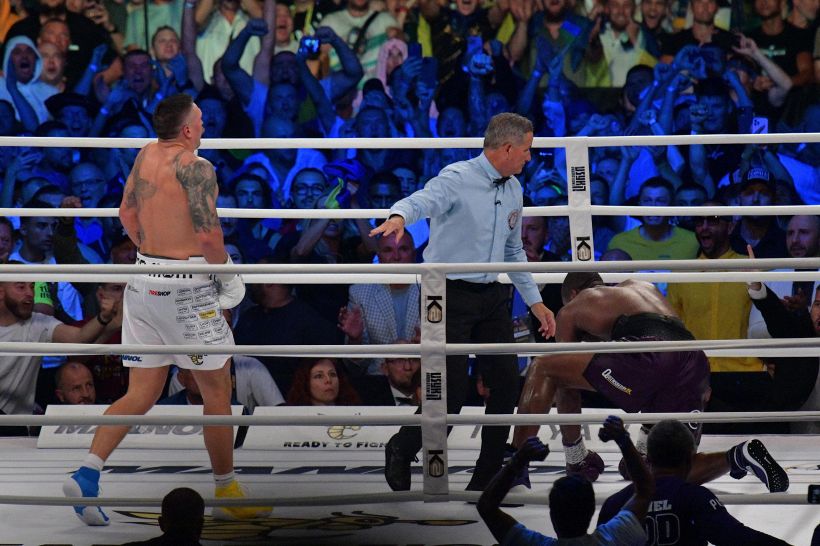 Boxe, Usyk batte Dubois al nono round: ora vuole solo Fury. L'elogio di Zelenski all'uomo del popolo