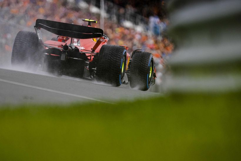F1 GP Olanda, tifosi Ferrari indignati per una svista ai box. Polemiche sulla sospensione della gara