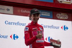 Vuelta 2023, Kron vince la seconda tappa. Piccolo nuova maglia rossa tra neutralizzazioni e polemiche