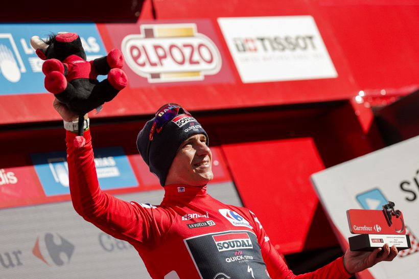 Vuelta 2023, 3a tappa: Evenepoel sprinta e poi cade, ma è sua la maglia rossa