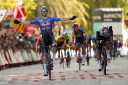 Vuelta 2023 4a tappa: Groves piazza la super rimonta e beffa Molano a 50 metri dal traguardo