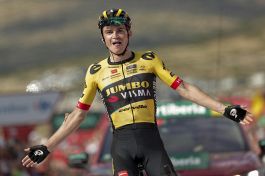 Vuelta 2023 6a tappa, la Jumbo Visma mostra i muscoli: vince Kuss ma Evenepoel si salva