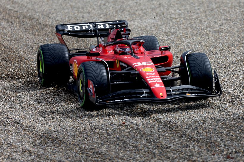 F1, Gp Olanda: Verstappen in pole a casa, la Ferrari arranca: Sainz 5°, Leclerc 9° e a muro