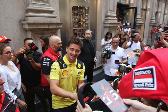 Gp Italia, Leclerc canta con i tifosi Ferrari: “Charles portaci il mondiale”, il video è virale