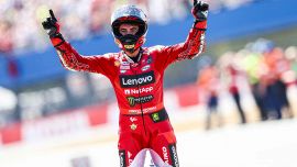 MotoGP, Gp Valencia: Bagnaia vince da campione del mondo! Martin troppo nervoso centra Marquez e finisce fuori