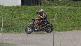 MotoGP Austria: Valentino Rossi dà un passaggio a Bezzecchi, il video è virale