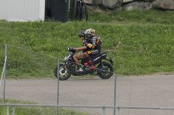 MotoGP Austria: Valentino Rossi dà un passaggio a Bezzecchi, il video è virale