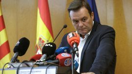 Bacio rubato: Rubiales si difende e pubblica le foto che lo scagionerebbero. Ma la Fifa lo sospende