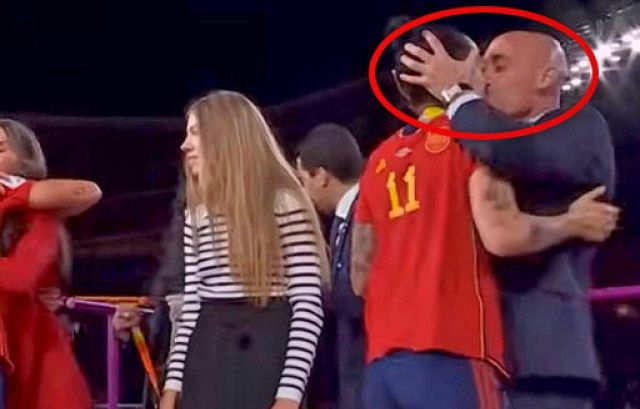 Mondiali femminili, bacio rubato: arrivano le scuse ma in Spagna tuonano "molestia e violenza"